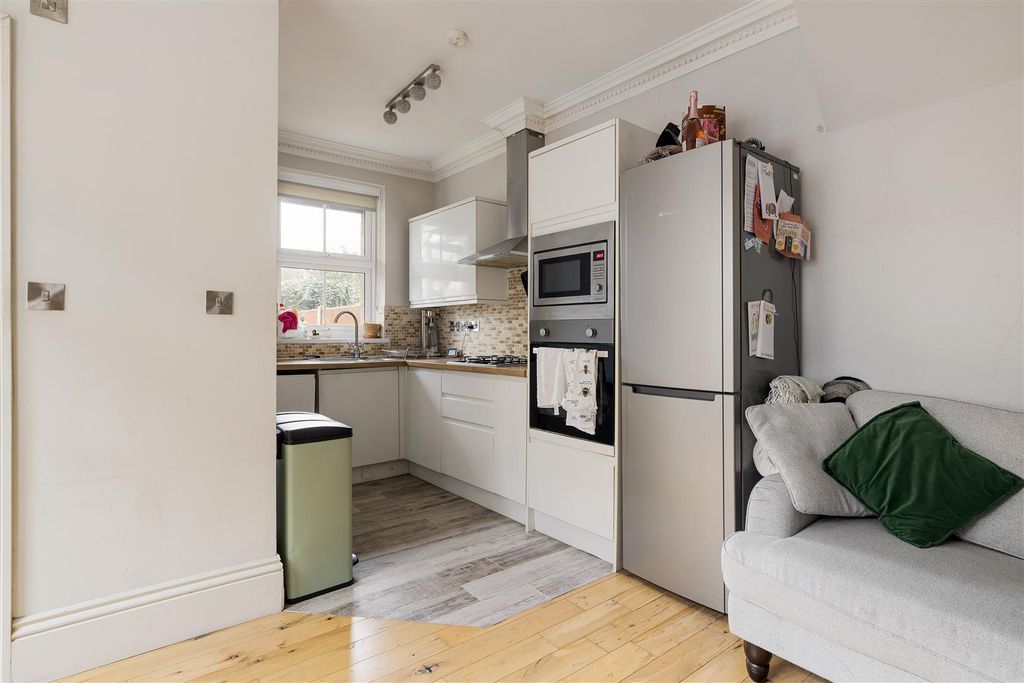 Property photo 3 of 17 Francis Road, E10