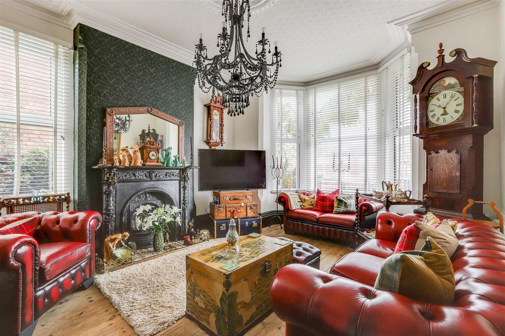 Property photo 2 of 25