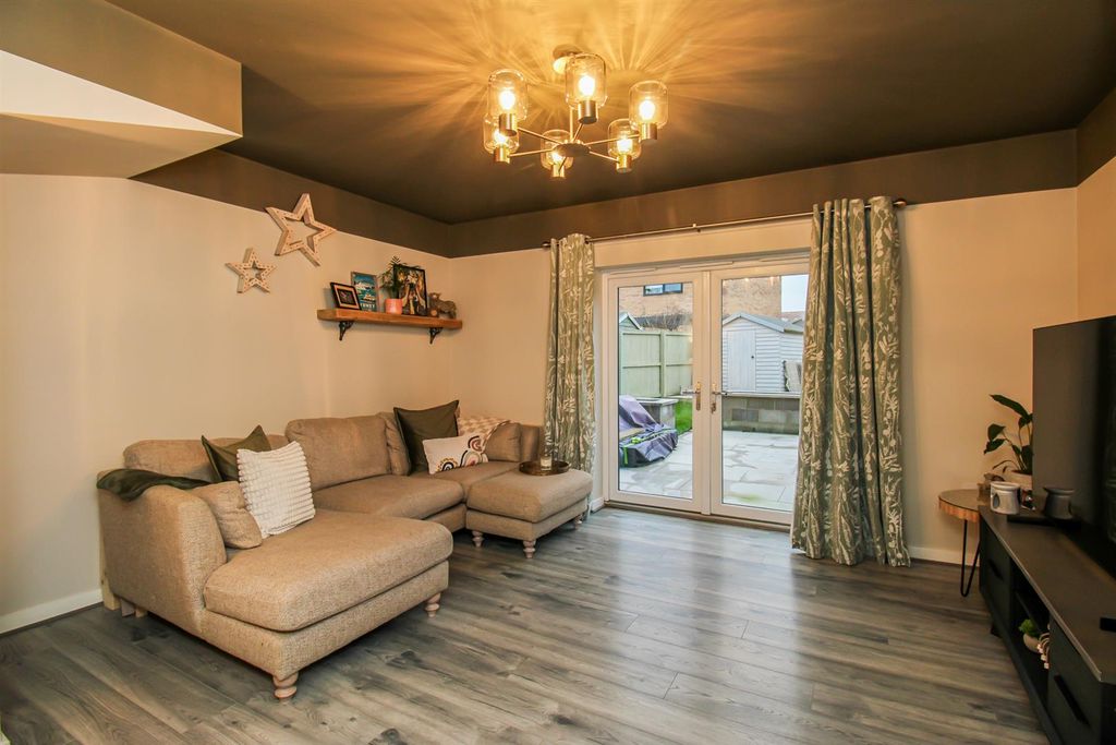 Property photo 1 of 16 Living Room