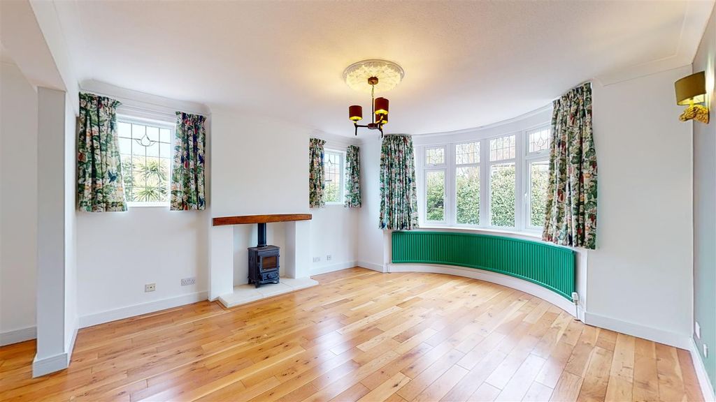 Property photo 2 of 22 Living Room