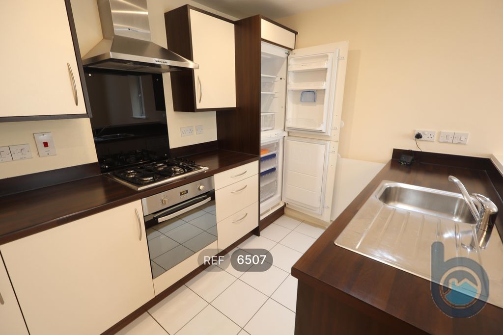 Property photo 3 of 17 Kitchen