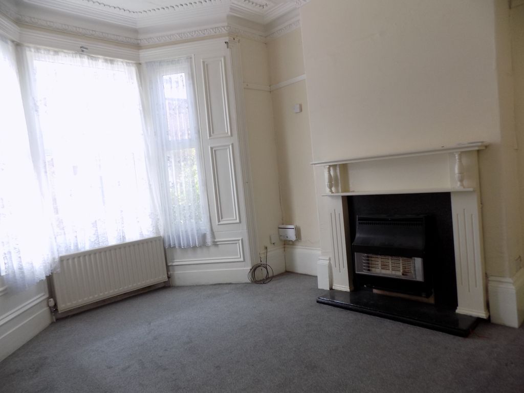 Property photo 3 of 9 Living Room / Bedroom 4
