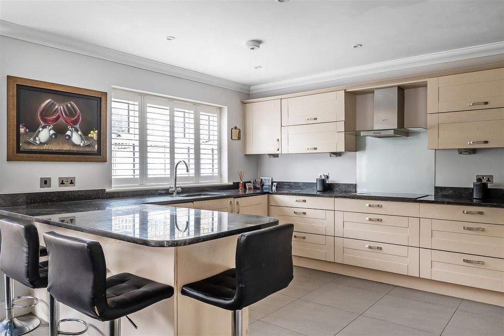 Property photo 3 of 44 5-Gainsford-Place-24.Jpg