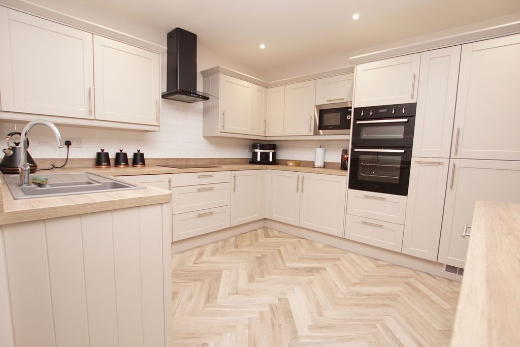 Property photo 3 of 24 Kitchen