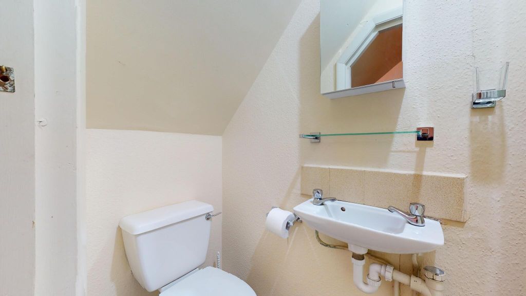 Property photo 3 of 10 Bathroom