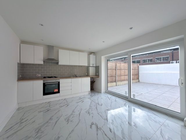 Property photo 1 of 13 Four Bedroom Flat To Rent In Tooting