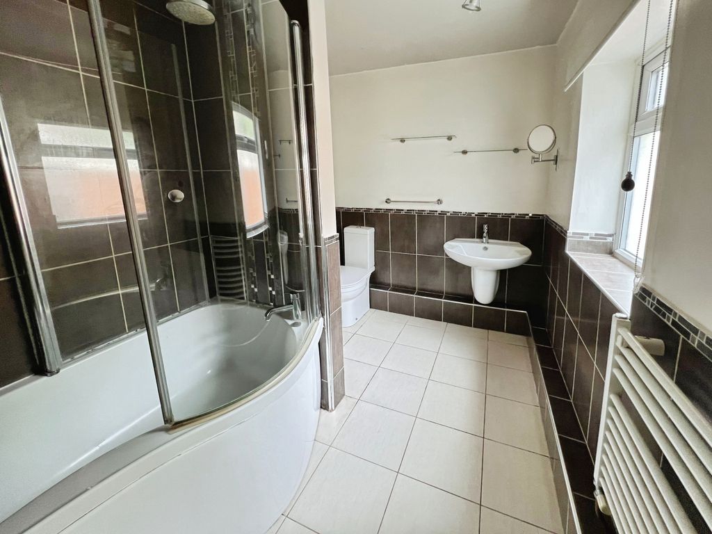 Property photo 3 of 10 Bathroom