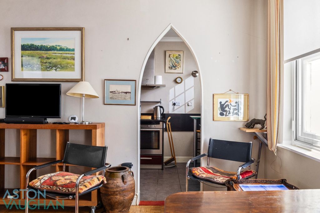 Property photo 2 of 18 5177853