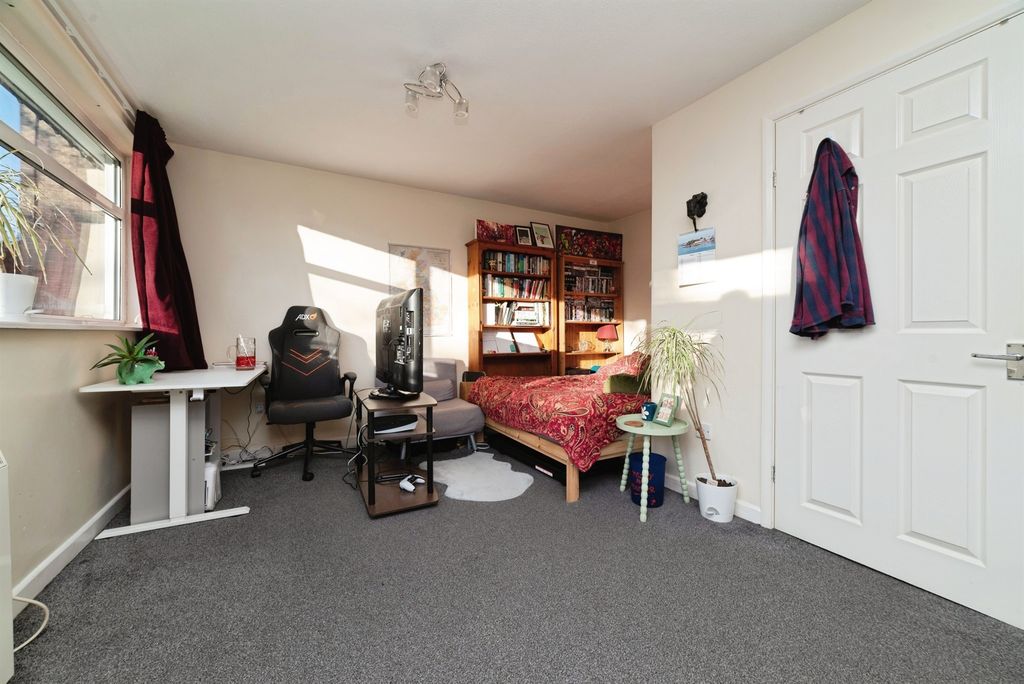 Property photo 2 of 20