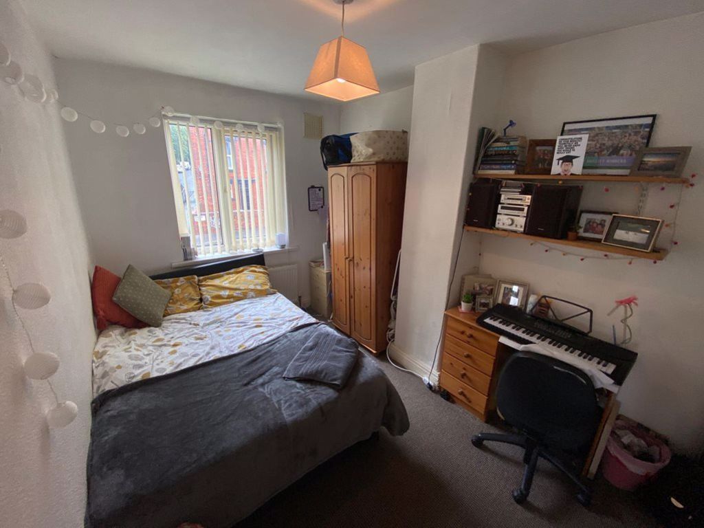 Property photo 3 of 7 A Cozy Double Bedroom Featuring A Comfortable Doub...