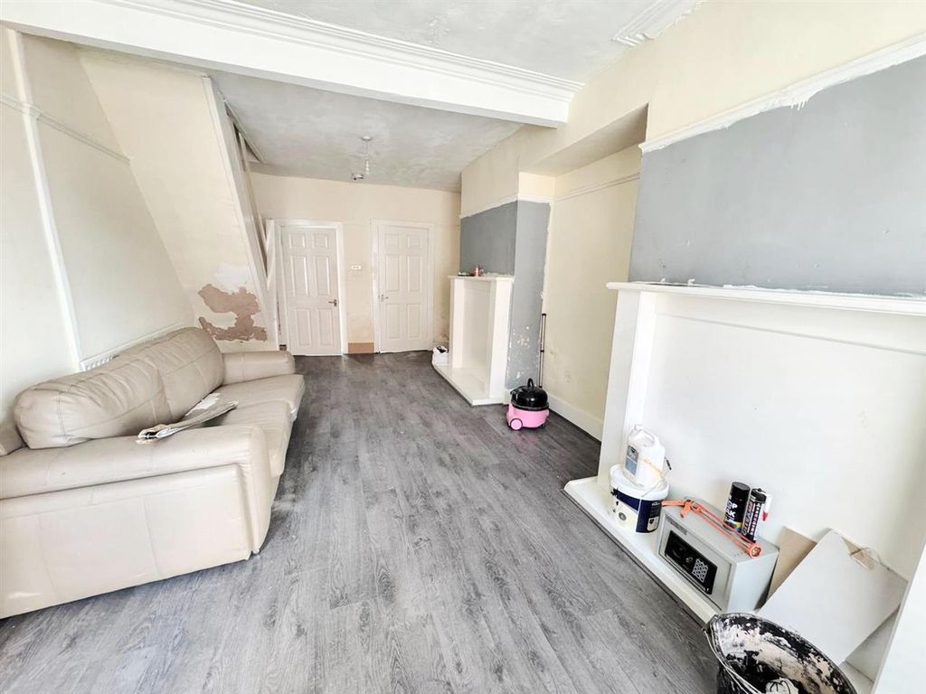 Property photo 2 of 6 Through Lounge