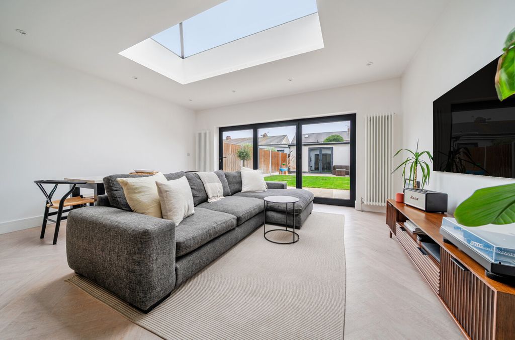 Property photo 3 of 14 1526691-6-6Accce4...