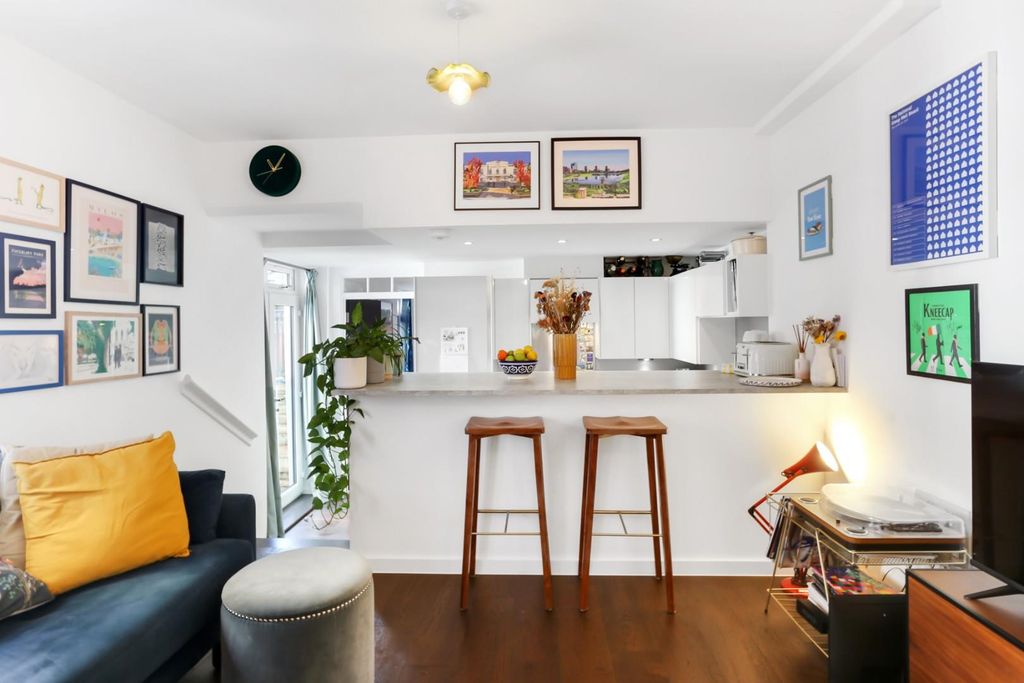 Property photo 3 of 16 Kitchen/Reception