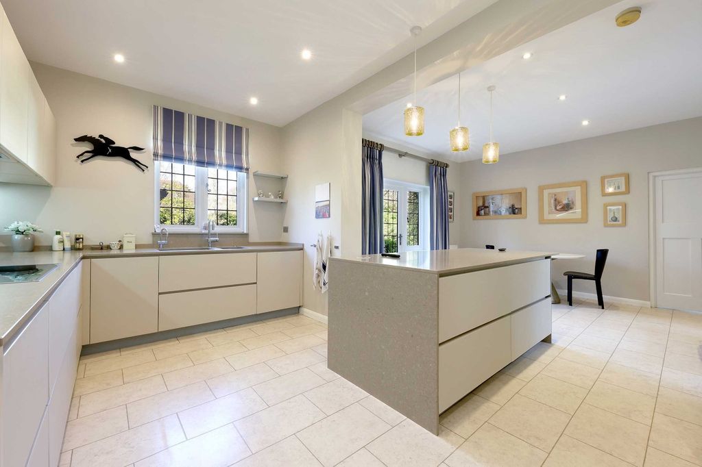 Property photo 2 of 22 Picture No. 12