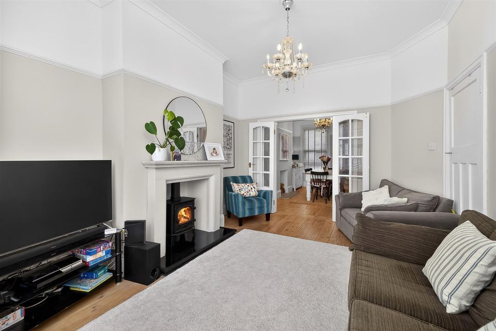 Property photo 2 of 19 Lounge