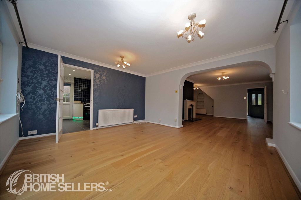 4 bed detached house for saleColtsfield, Stansted, Essex CM24 photo 4