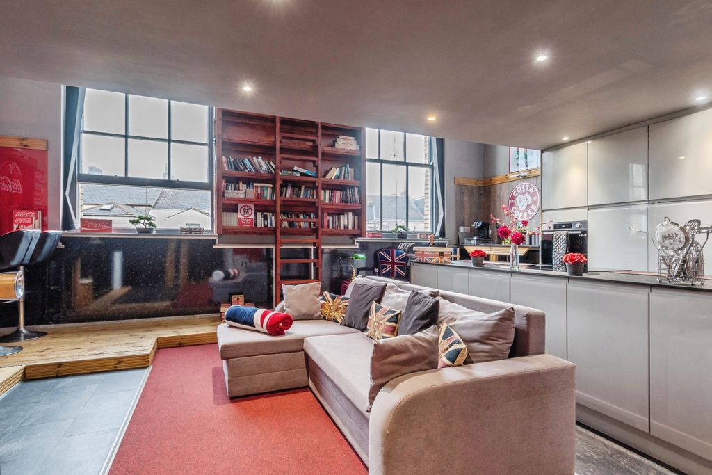 Property photo 2 of 18