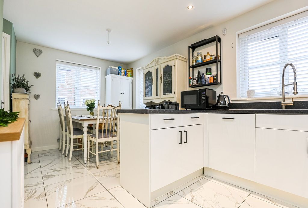 Property photo 3 of 17 Dining Kitchen