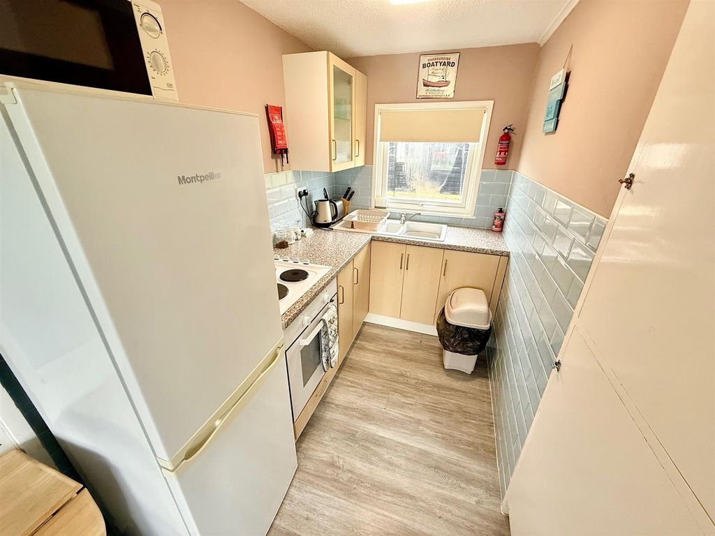 Property photo 3 of 10 Kitchenette