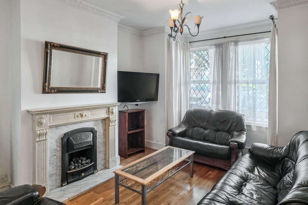 Property photo 2 of 20 19 Ramsey Road, Acton, London W3 8Az