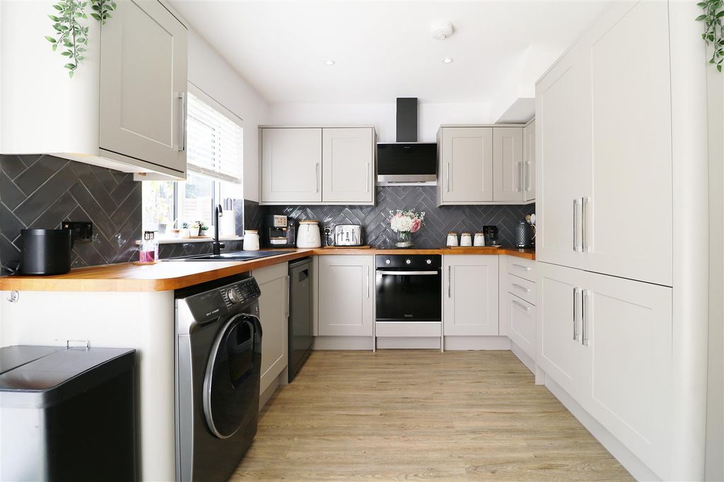 Property photo 3 of 17 Kitchen/Diner