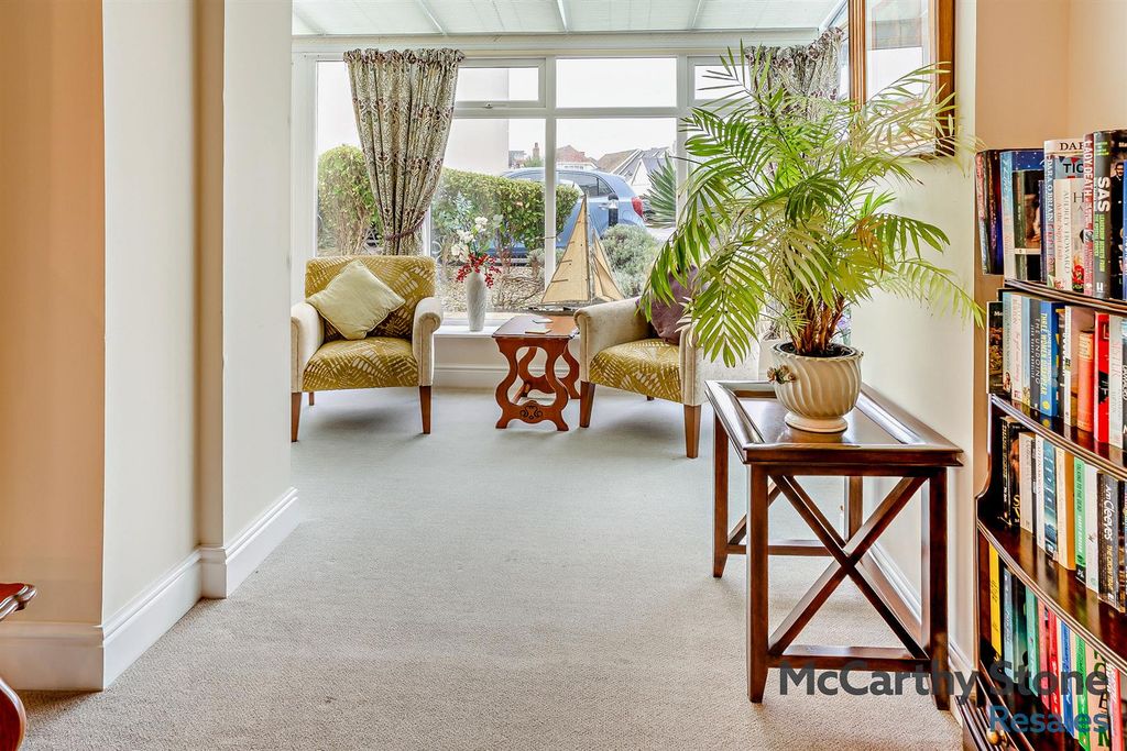 Property photo 3 of 18 8667041-Interior17-800.Jpg