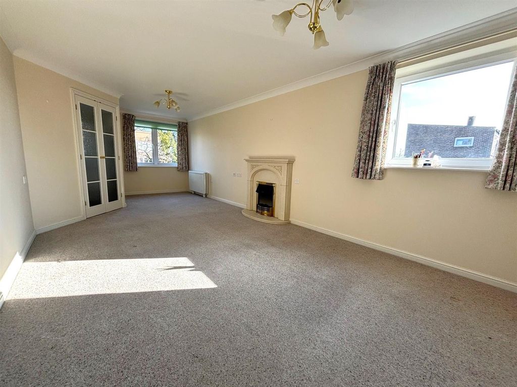 Property photo 2 of 15 27 Oaktree Ct Living.Jpg