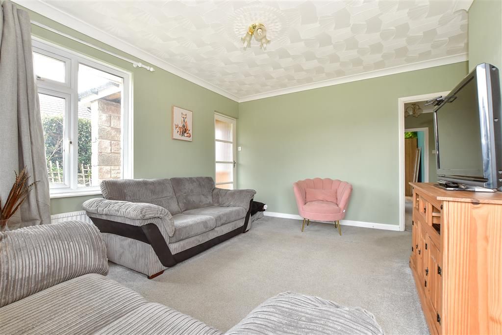 Property photo 3 of 13 Lounge