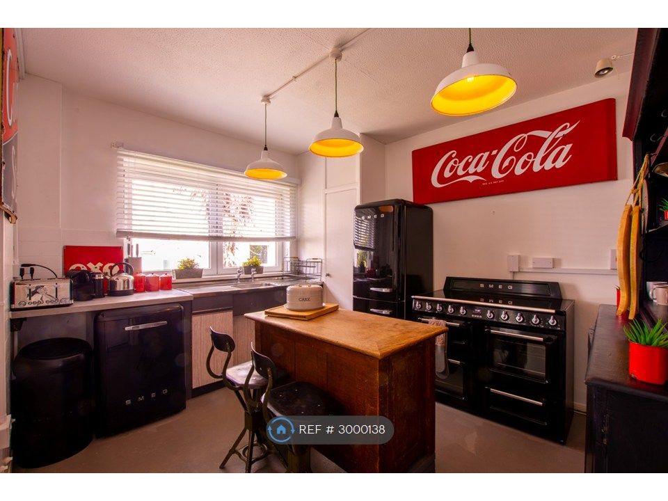 Property photo 3 of 18 Kitchen