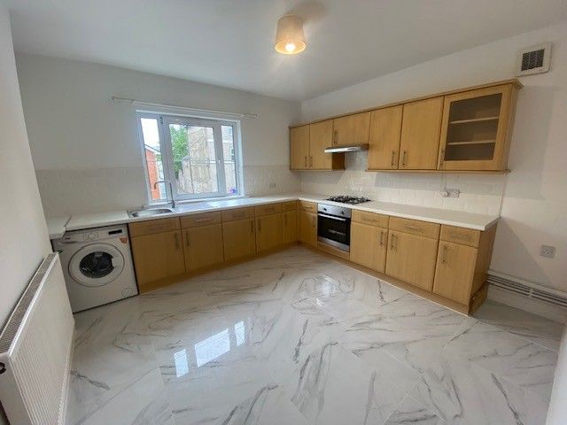 Property photo 2 of 7 Kitchen