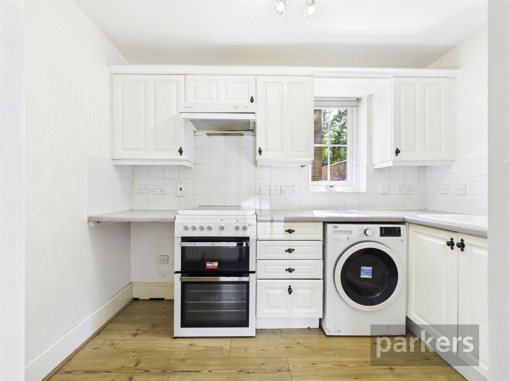 Property photo 3 of 17 Kitchen