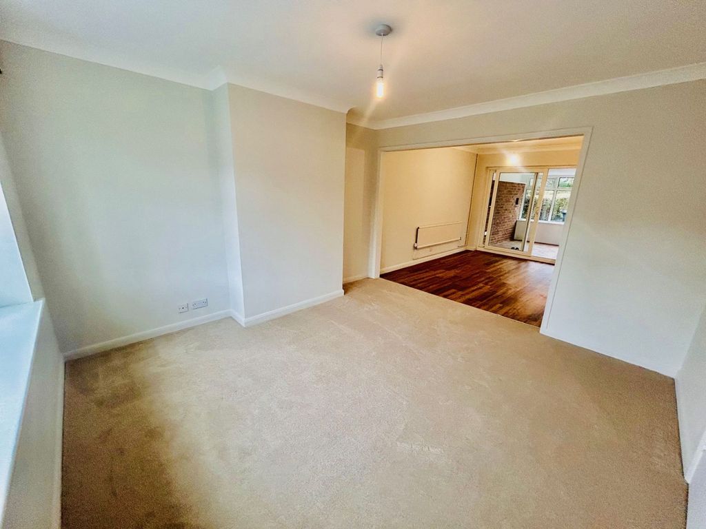 Property photo 3 of 16 Lounge