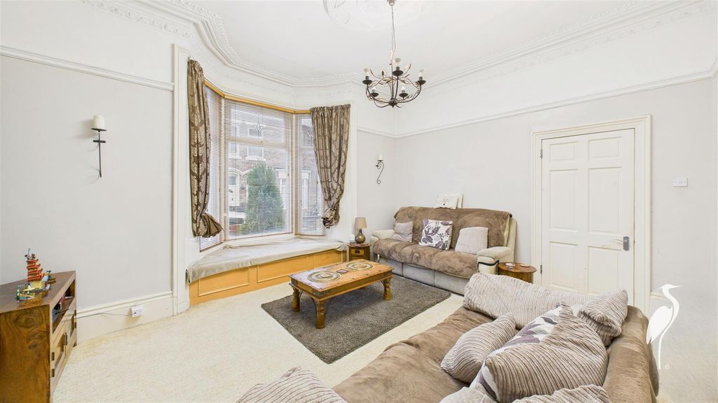 Property photo 3 of 20 Lounge