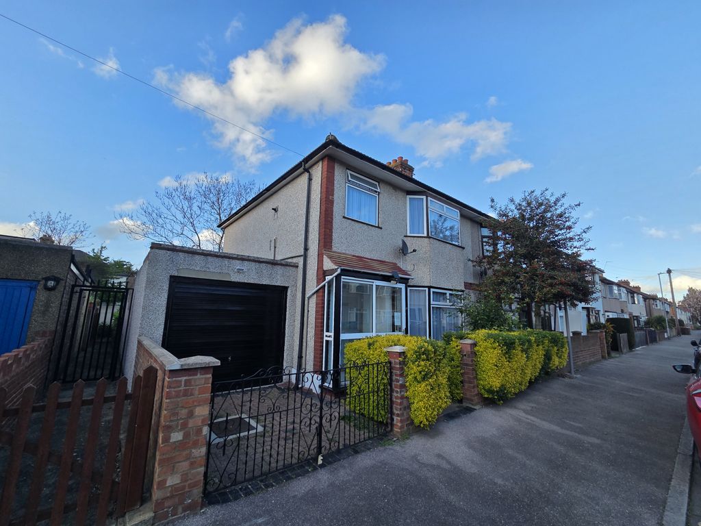 Property photo 1 of 15 3 Bed Semi-Detached House To Rent Cecil Road, Romford Rm6