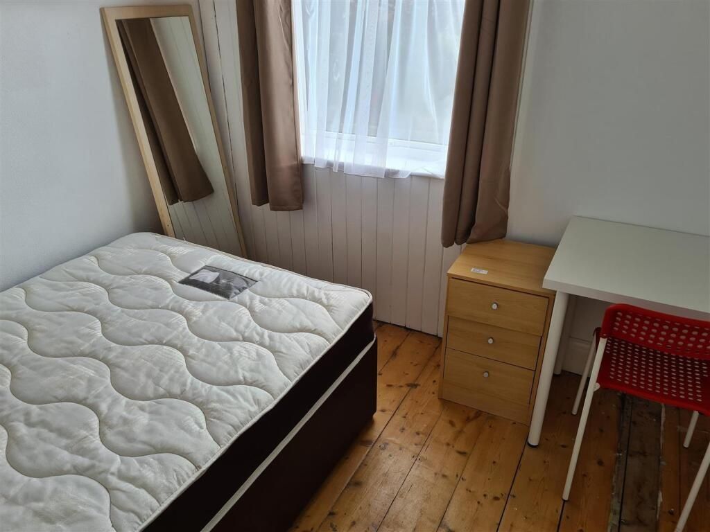 Property photo 3 of 11 This Cozy Double Bedroom Features A Comfortable Be...