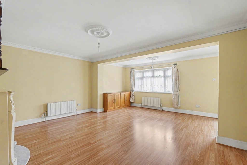 Property photo 2 of 19 4680924