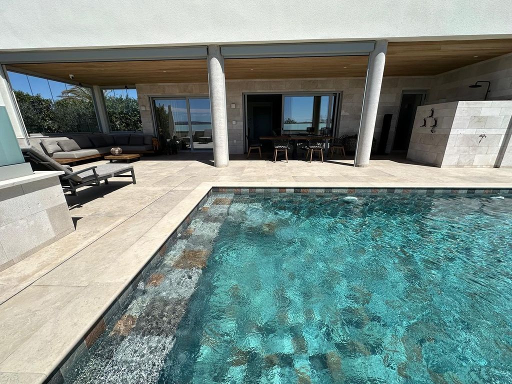 Property photo 2 of 47