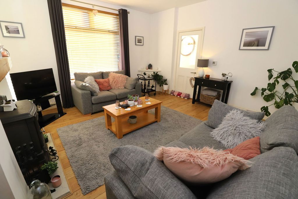 Property photo 2 of 28