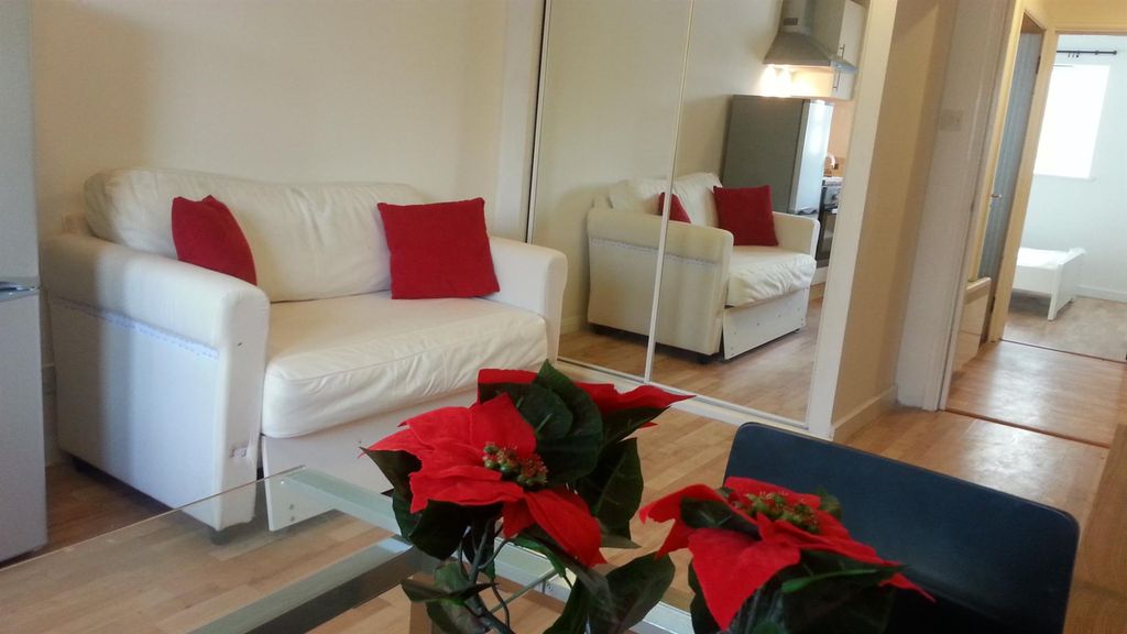 Property photo 1 of 8 Lounge