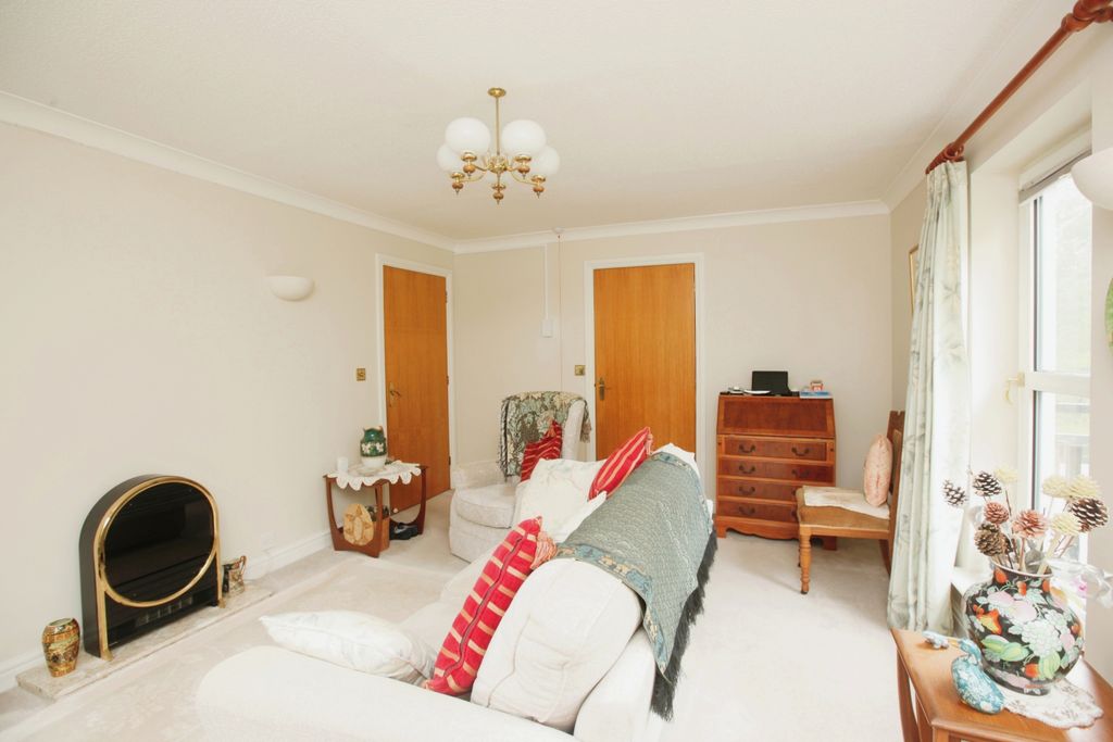 Property photo 3 of 11 Lounge