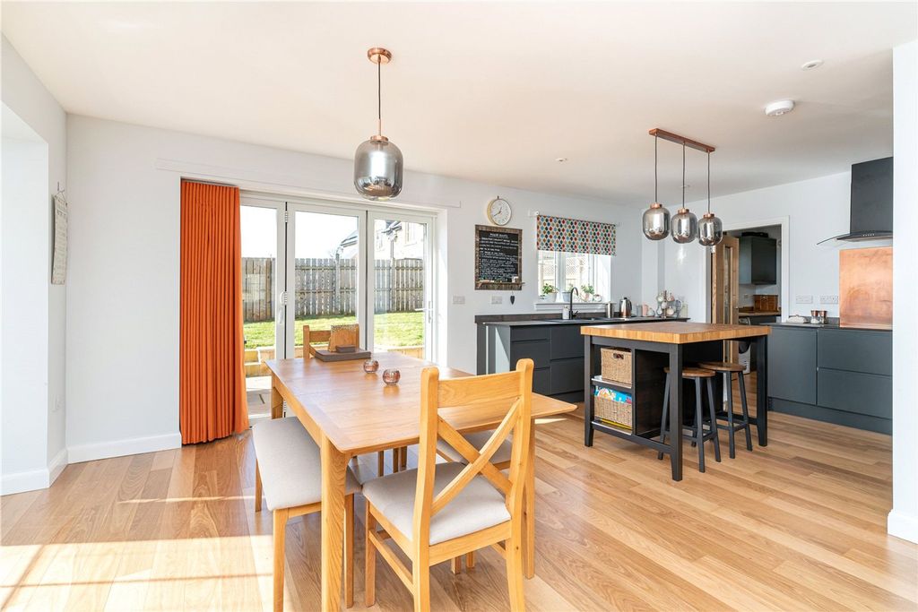 Property photo 2 of 37 Picture No. 03