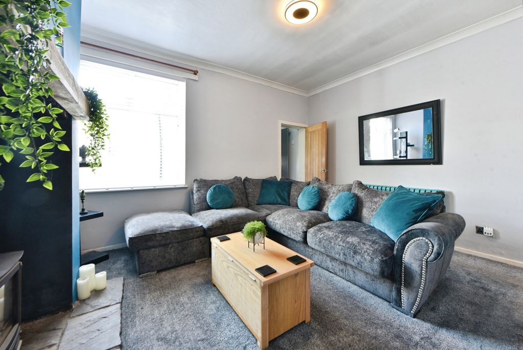 Property photo 2 of 17 Lounge