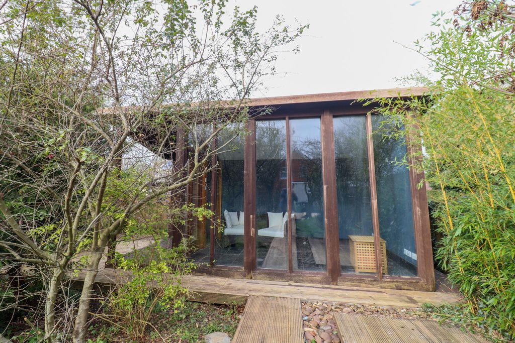 Property photo 2 of 21