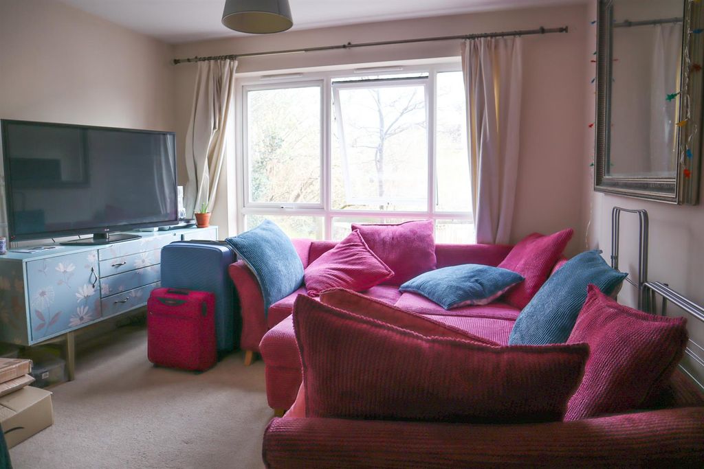 Property photo 3 of 9 Lounge