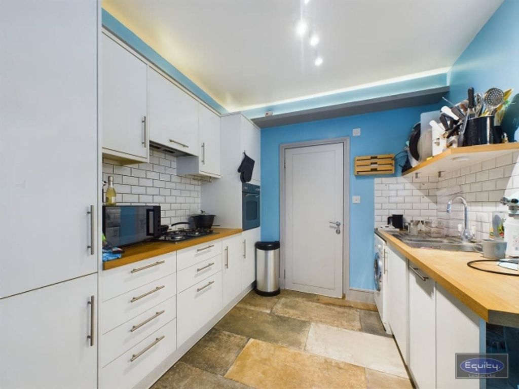 Property photo 3 of 9 Kitchen