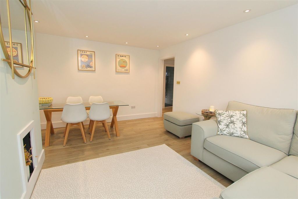 Property photo 1 of 18 Lounge B.Jpg