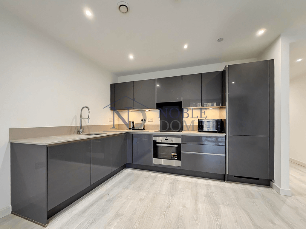 Property photo 1 of 12 2 Bedroom 2 Bathroom Flat In Hounslow