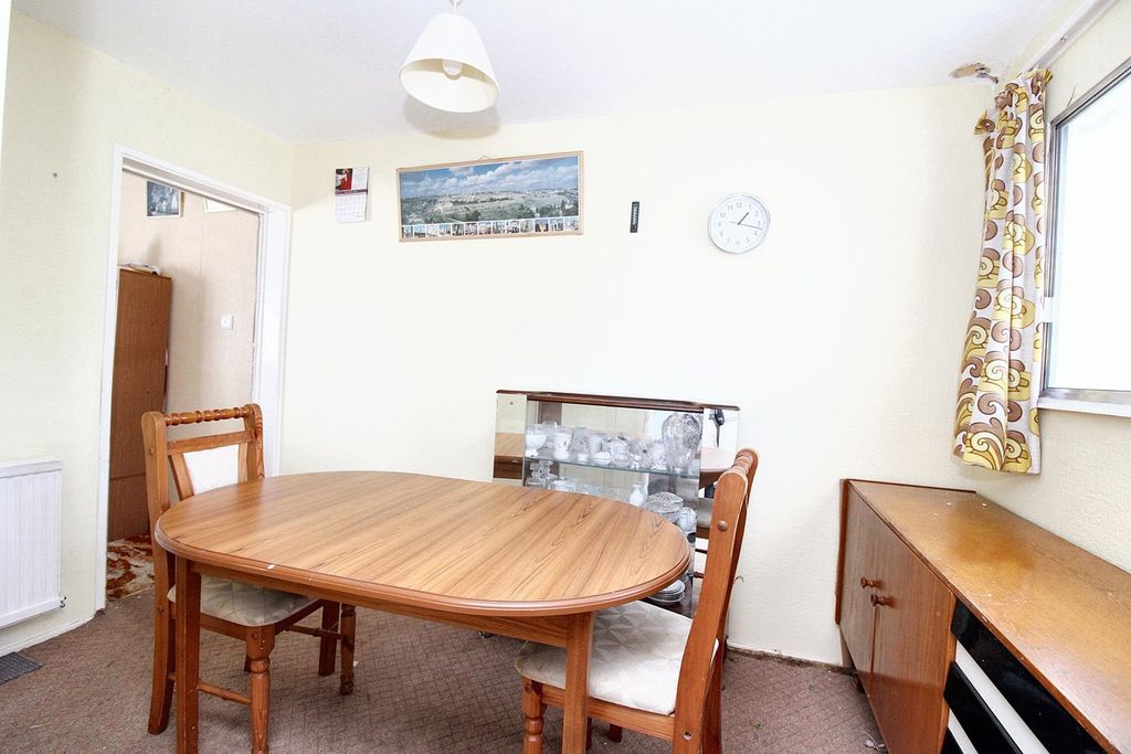 Property photo 3 of 9 Dining Room