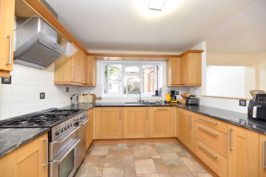 Property photo 2 of 27
