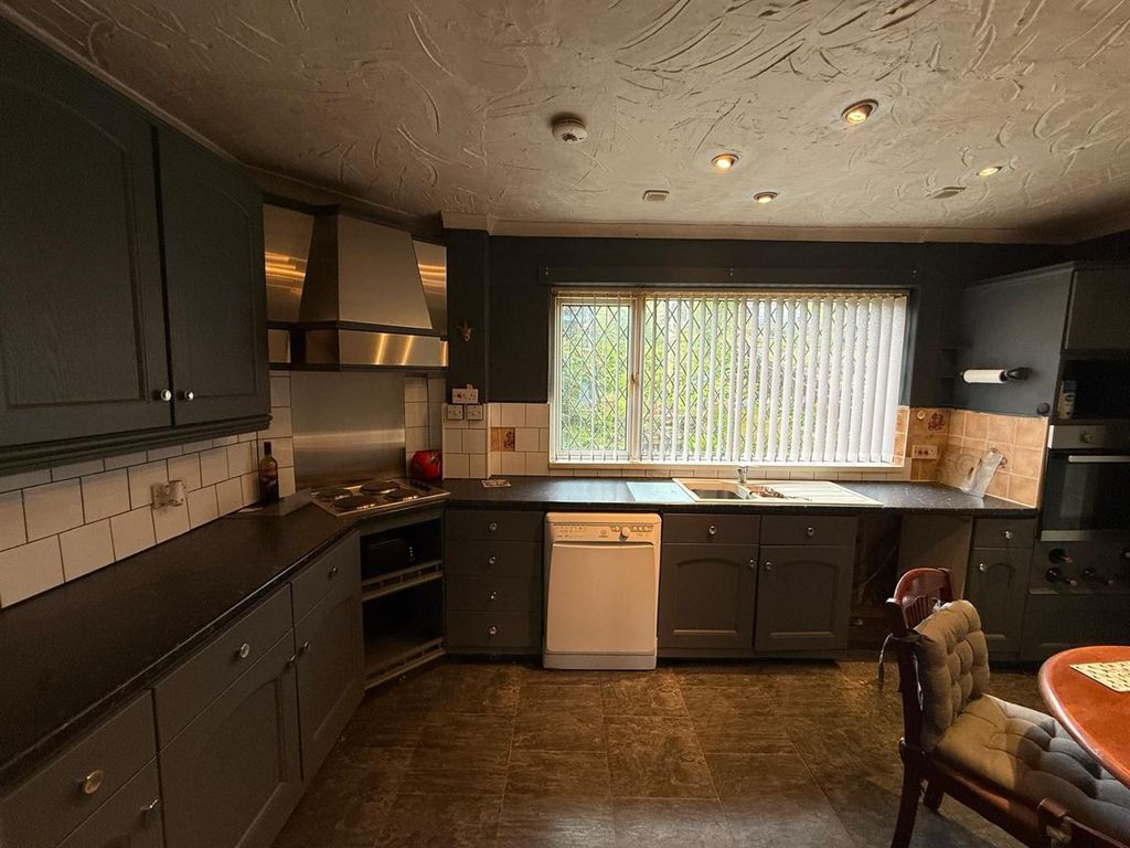 Property photo 3 of 7 Kitchen